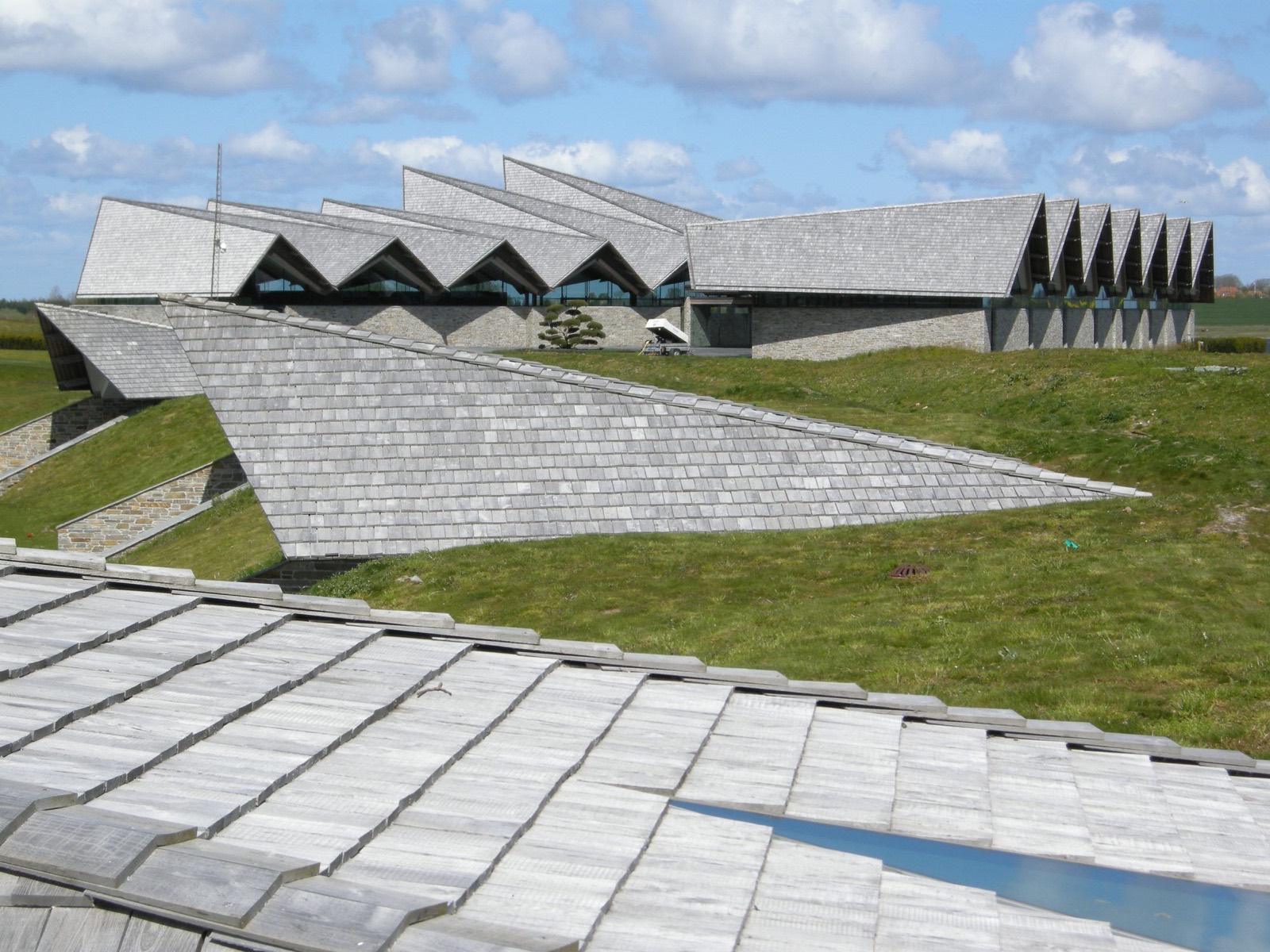 Forpatinerede akaciespån på tag og facade